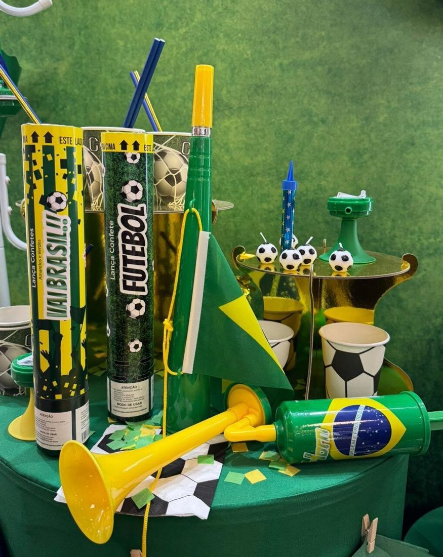 Mesa decorada em verde e amarelo para a Copa