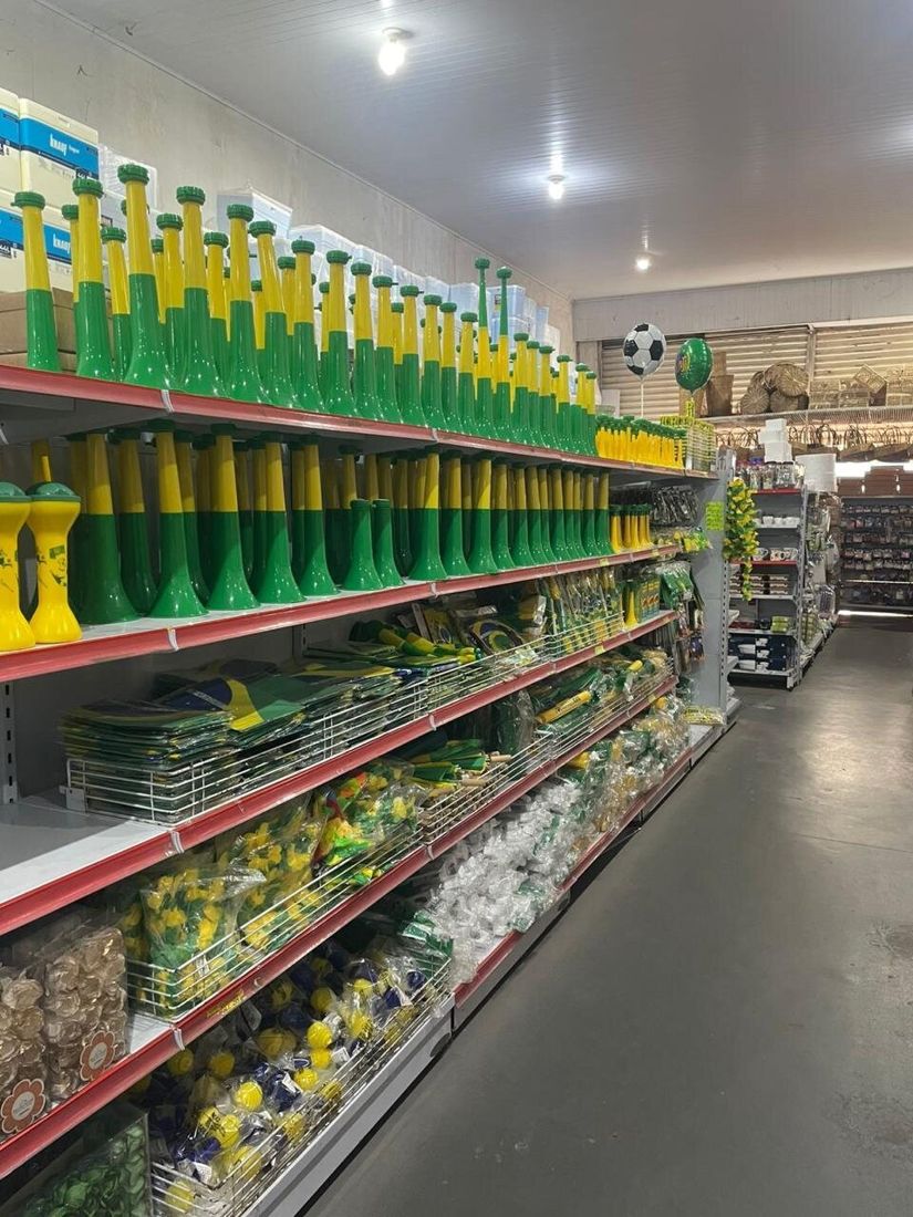 Corredor de loja com linha verde e amarela