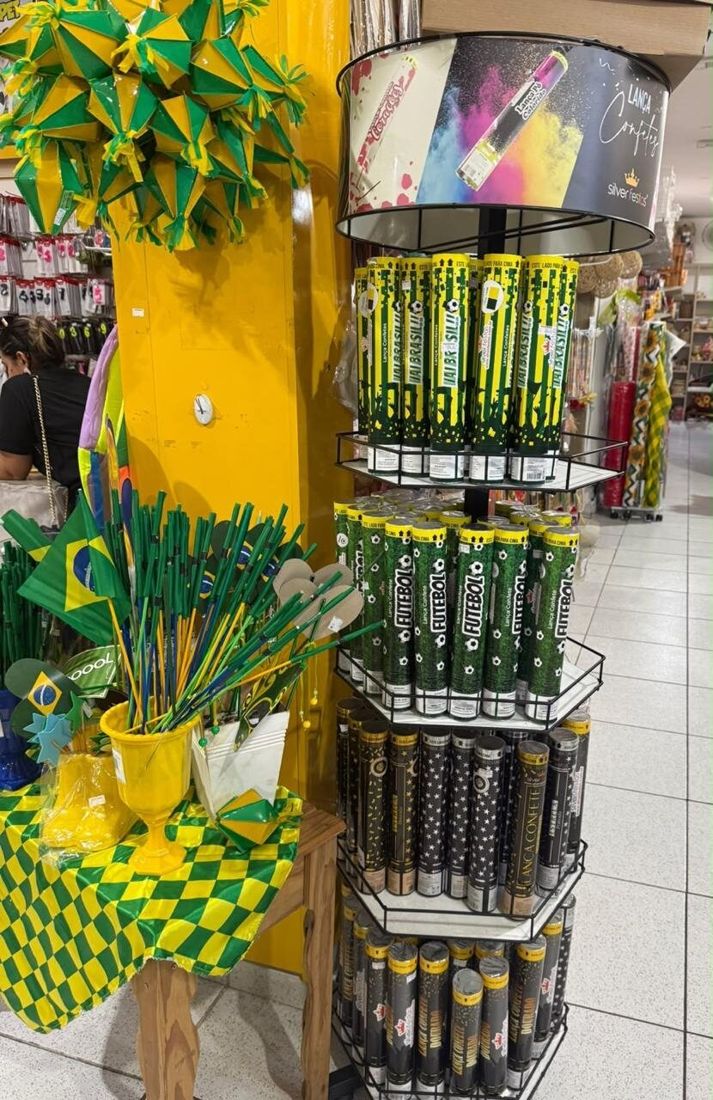 Exposição de artigos de Copa no PDV