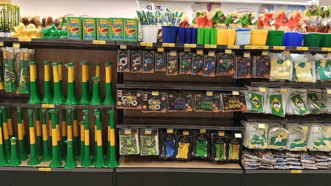 Gôndola de loja com produtos verde e amarelo