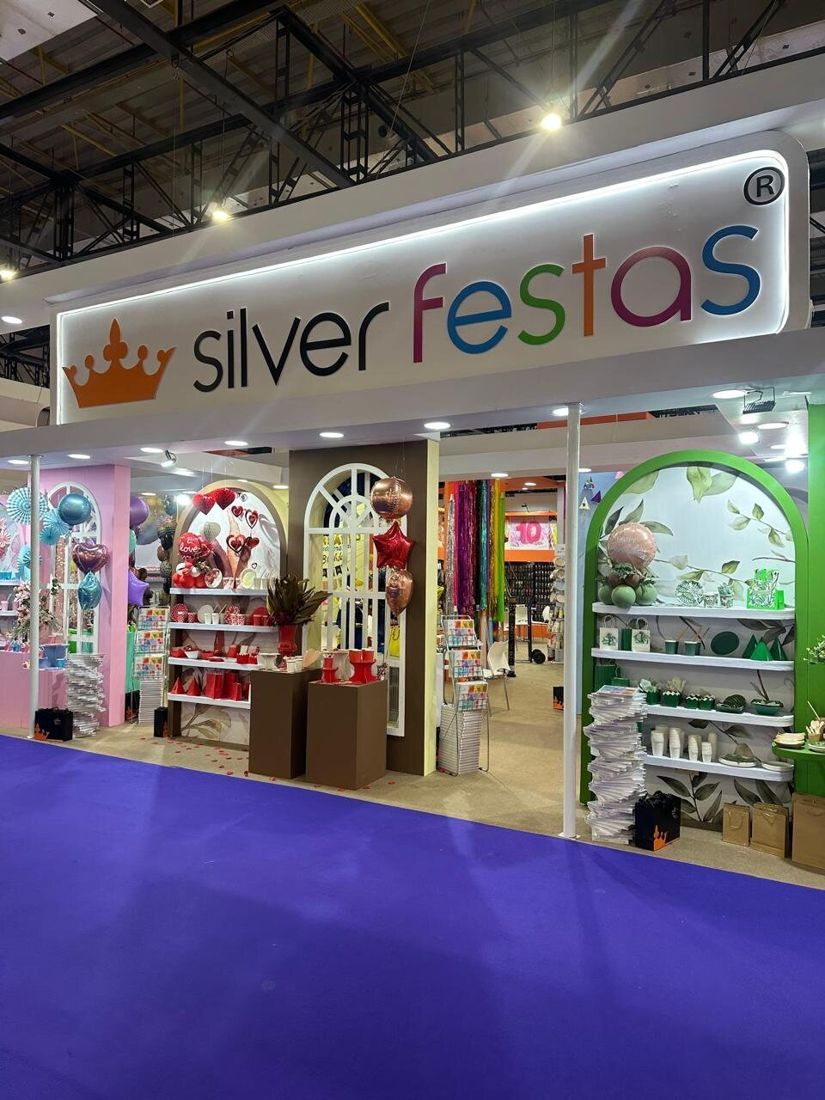 Estande Silver Festas com arcos coloridos