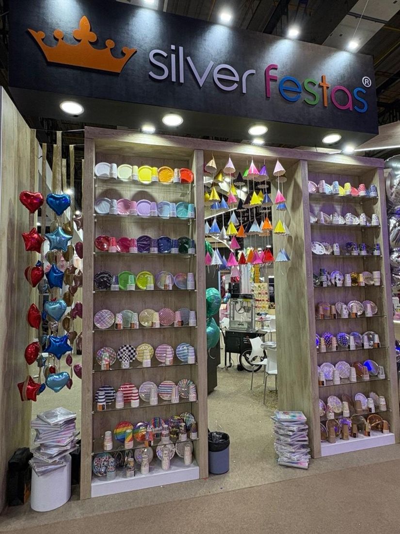 Estande Silver Festas com linha de mesa posta