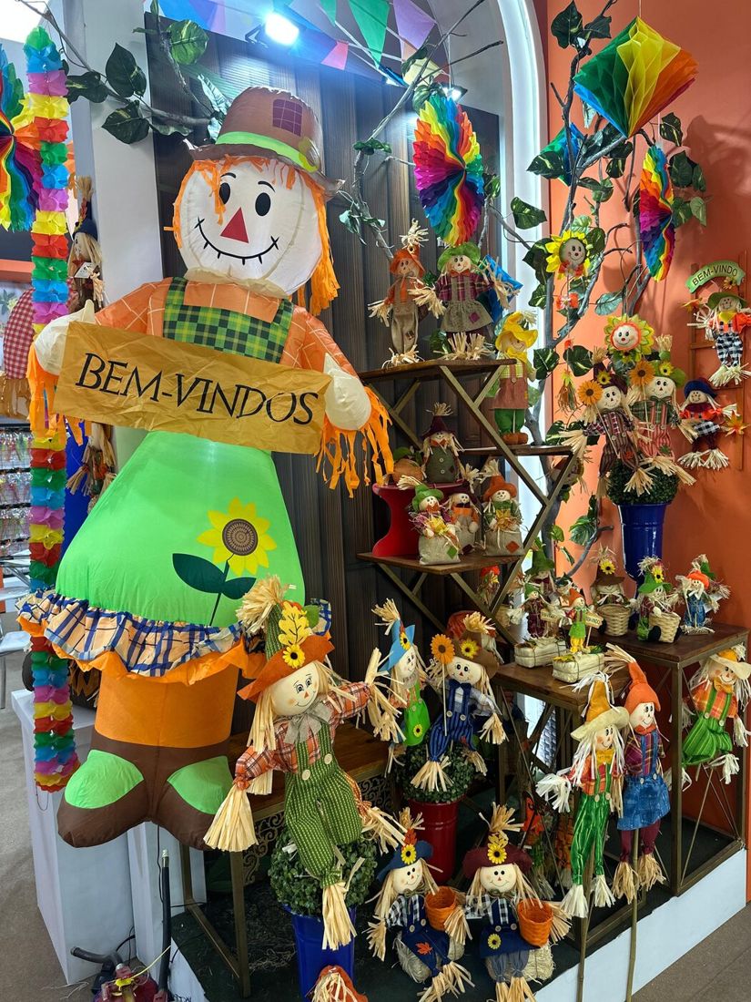 Boneco junino com placa Bem-vindos