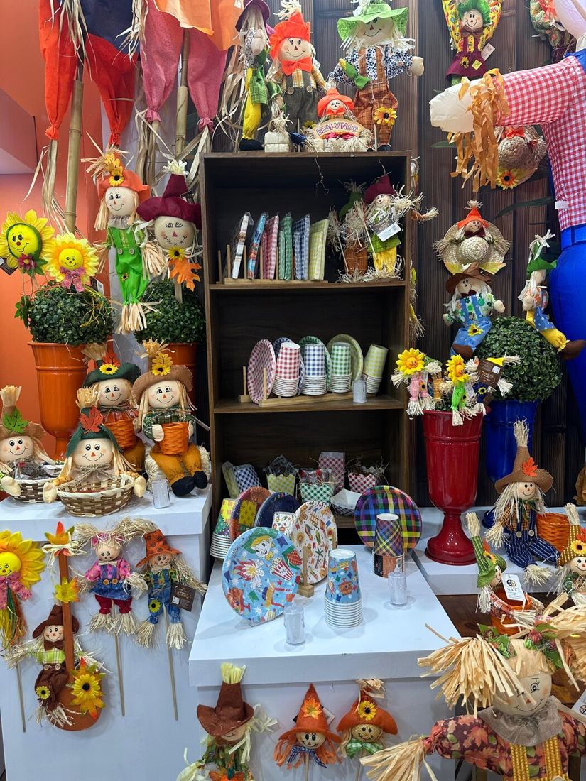 Exposição de decoração de Festa Junina no showroom