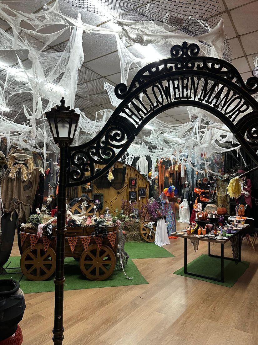 Showroom de Halloween da Silver com portal decorado
