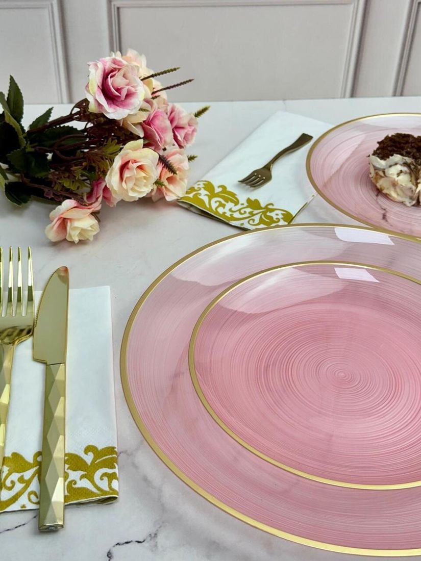 Pratos rosé com borda dourada