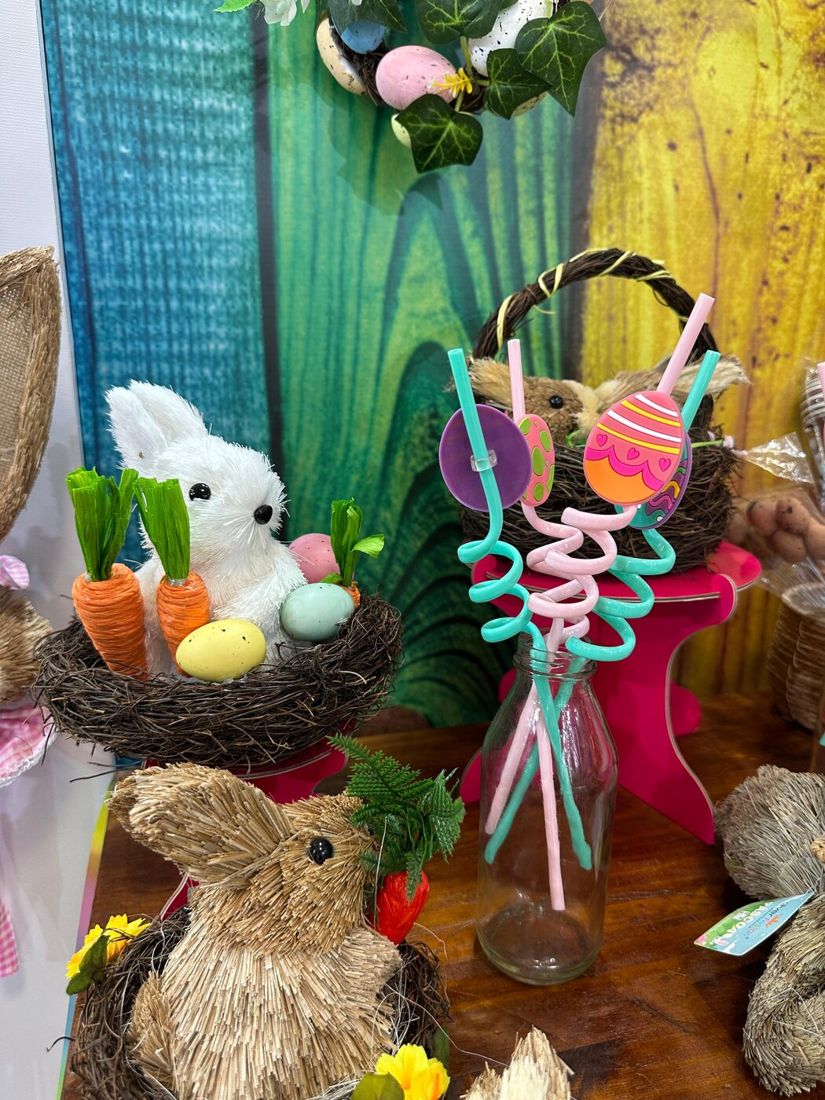 Cesta com ovos e canudos de Páscoa
