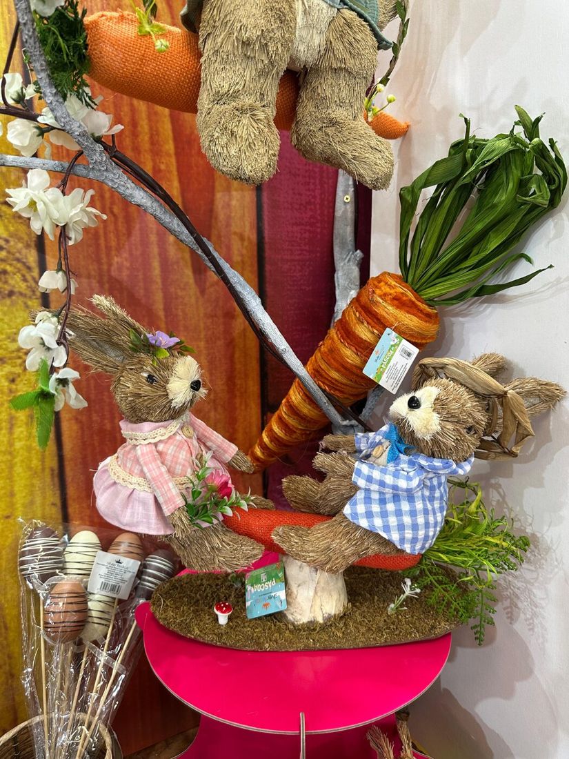Coelhos decorativos de Páscoa com cenoura