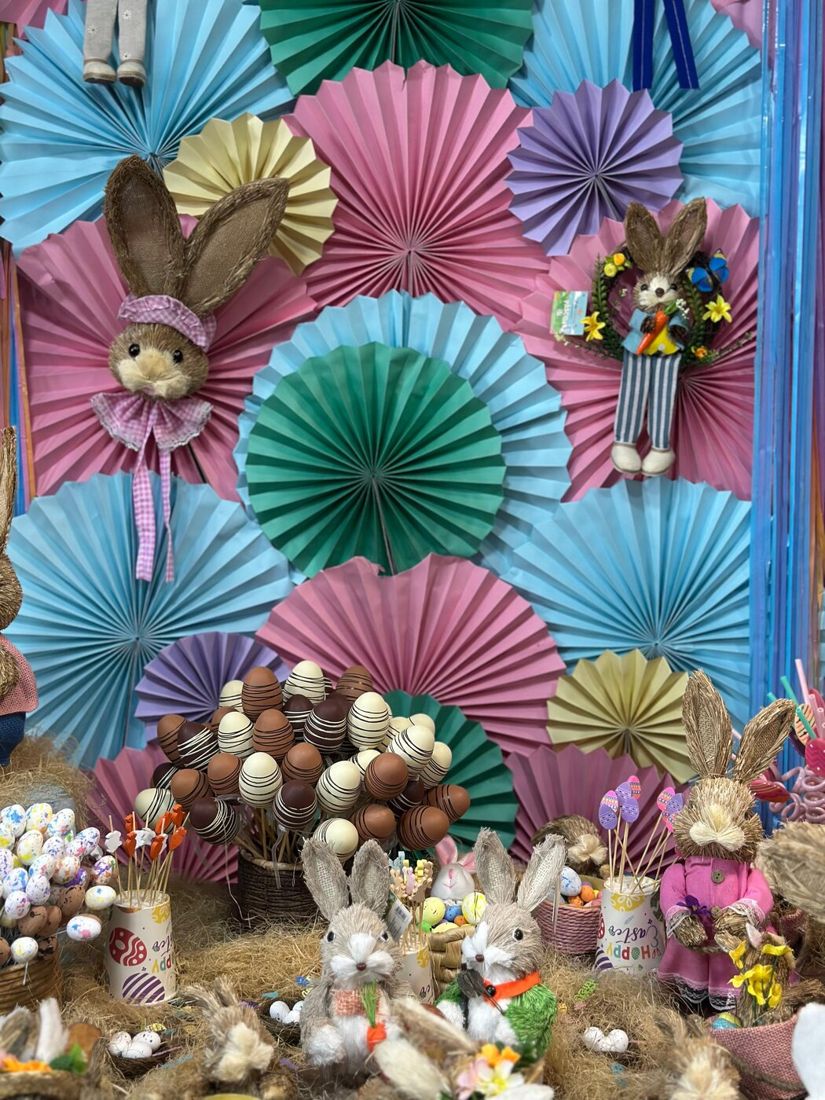 Painel de Páscoa com leques e coelhos decorativos