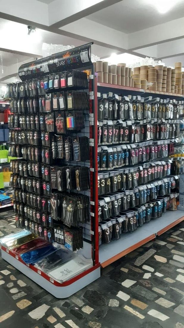 Corredor de loja de festas organizado