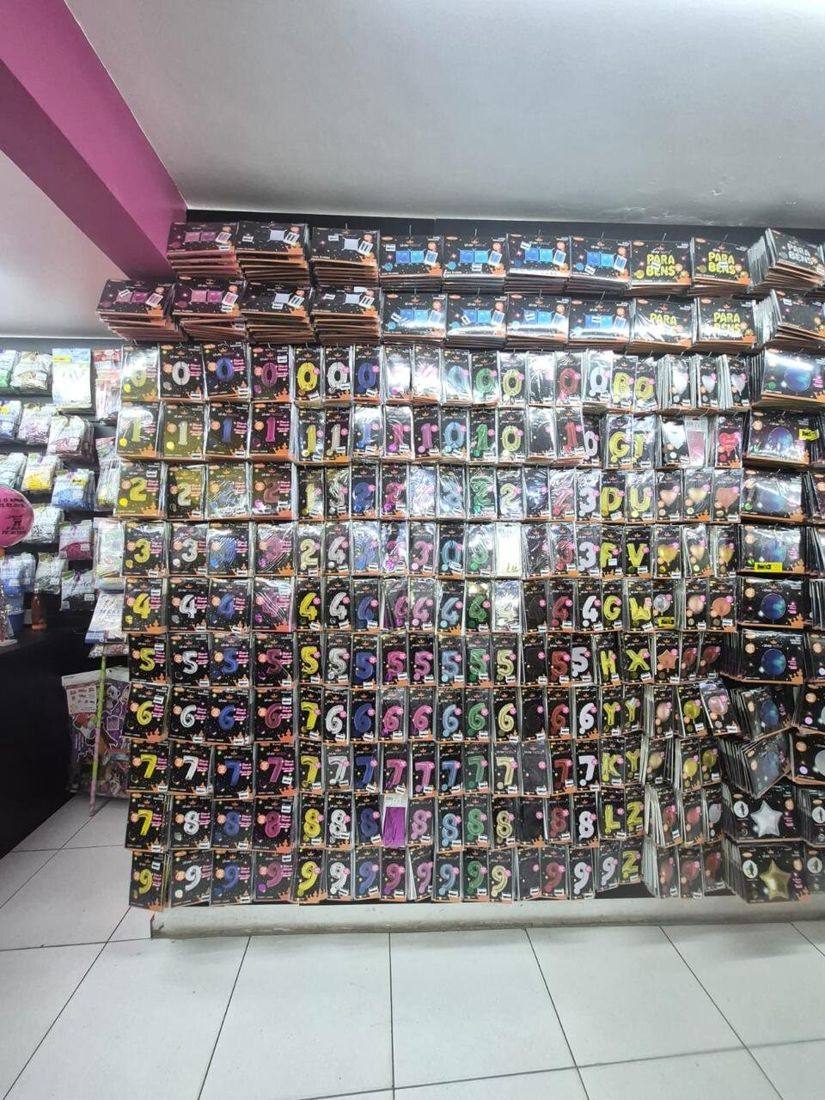 Parede de produtos em loja parceira