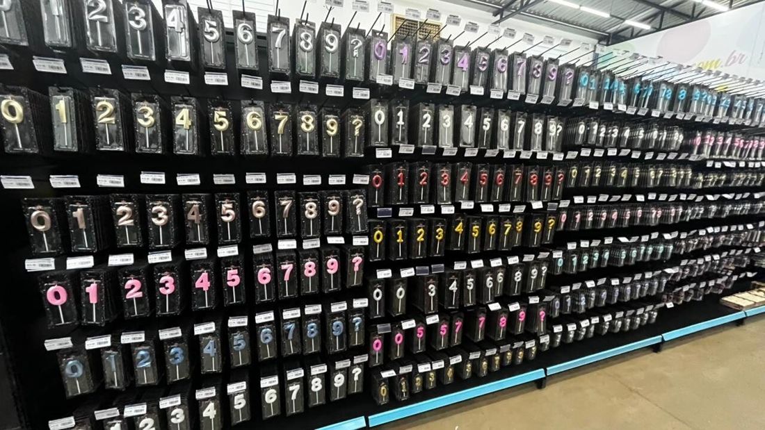 Parede de velas organizada em loja