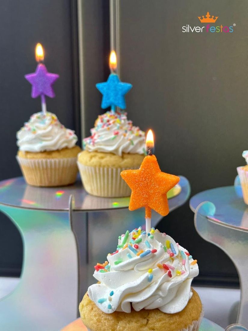 Velas coloridas em cupcakes