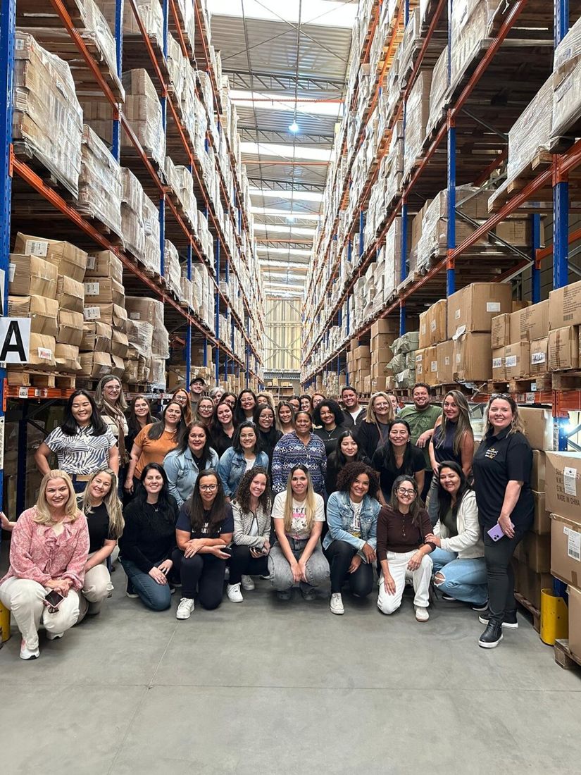 Grupo de lojistas em visita ao centro de distribuição da Silver