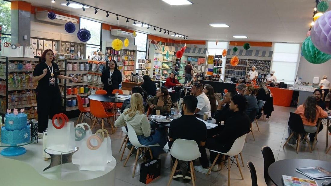 Evento com clientes no showroom