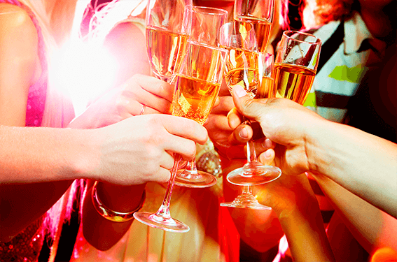 Brinde com taças de champagne em um evento