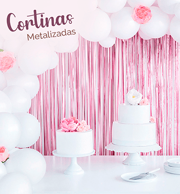 Mesa de bolo com cortina metalizada rosa e arco de balões brancos