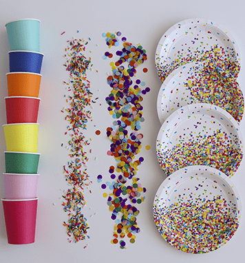 Copos e pratos de papel coloridos com confete