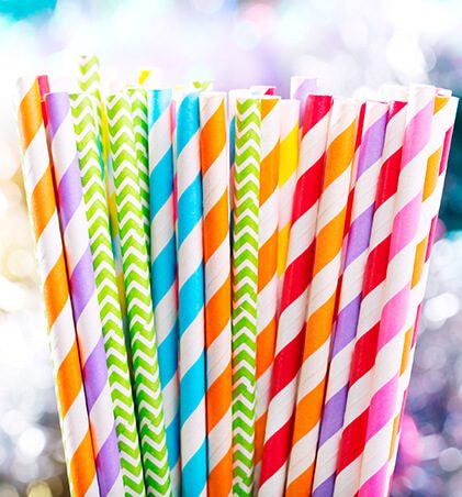 Canudos de papel listrados em várias cores